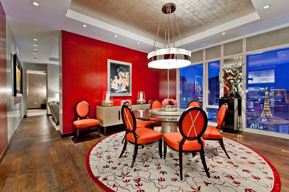 Esempio di una sala da pranzo minimal chiusa e di medie dimensioni con pareti rosse, parquet scuro, nessun camino e pavimento marrone