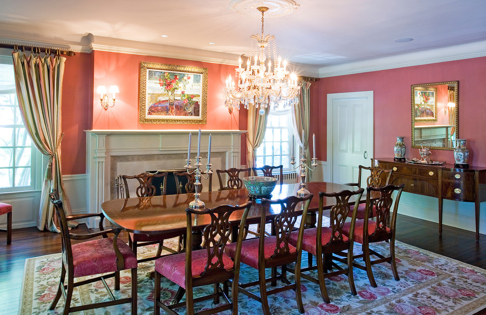 Modelo de comedor clásico cerrado con suelo de madera oscura, todas las chimeneas, paredes rosas y cortinas
