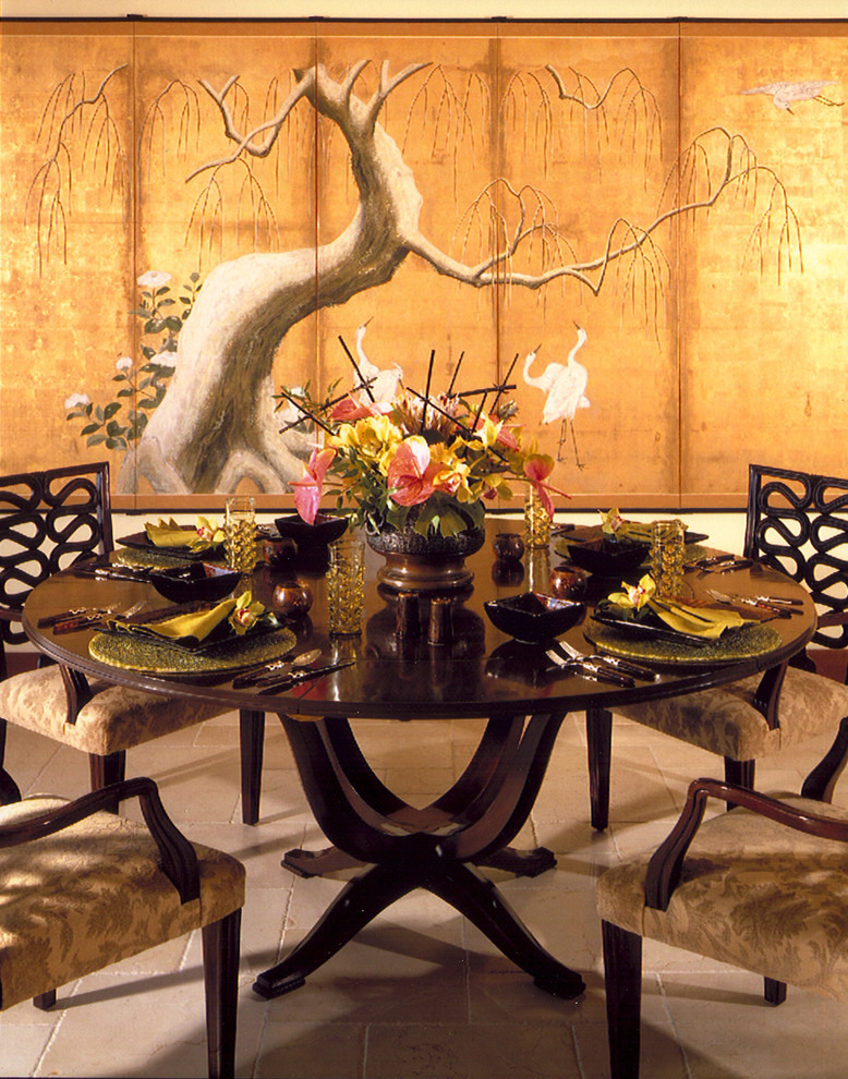 Cette image montre une salle à manger ethnique avec un mur beige.