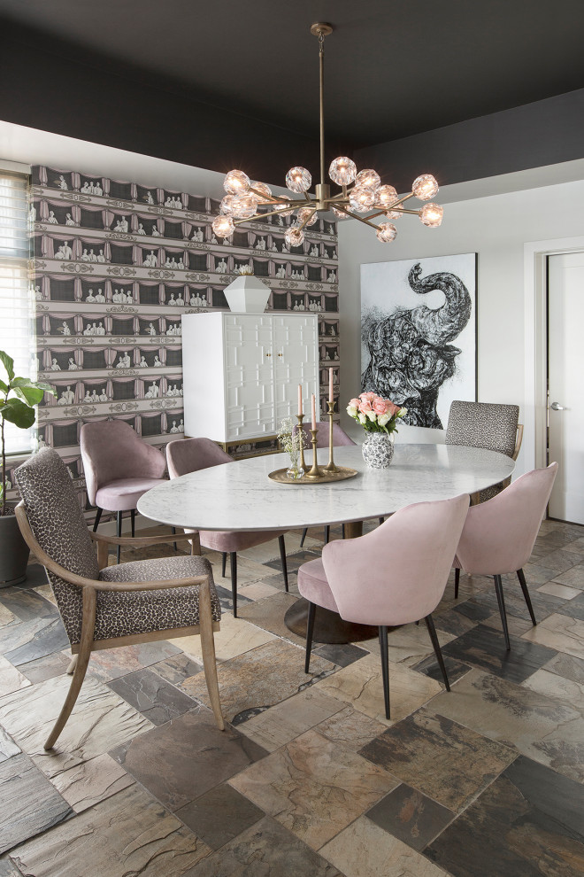 Свежая идея для дизайна: отдельная столовая в стиле неоклассика (современная классика) с серыми стенами, разноцветным полом и обоями на стенах без камина - отличное фото интерьера