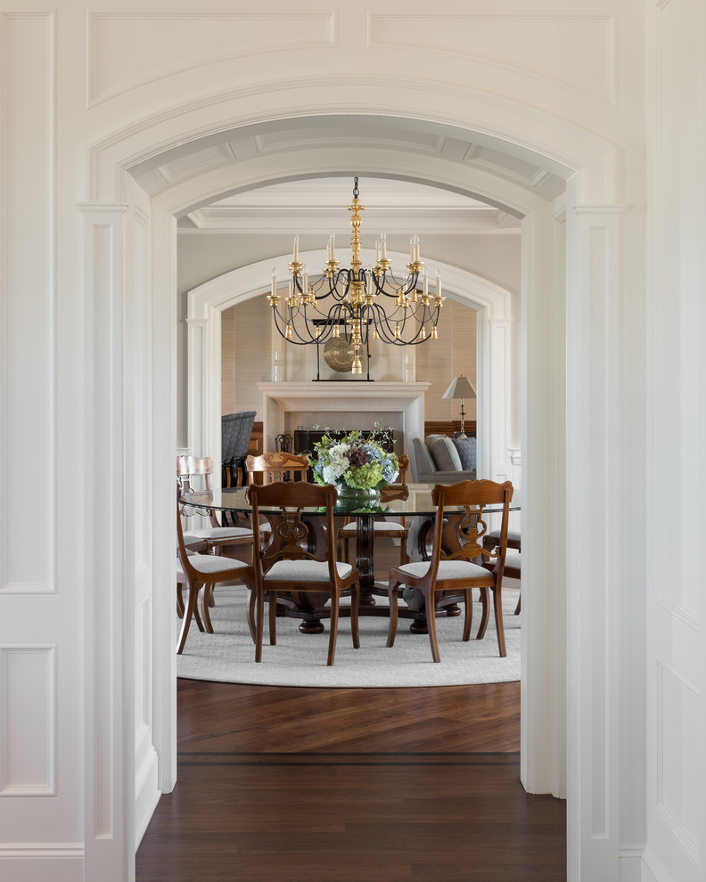 Idee per una grande sala da pranzo classica chiusa con pareti grigie, pavimento in legno massello medio e pavimento marrone