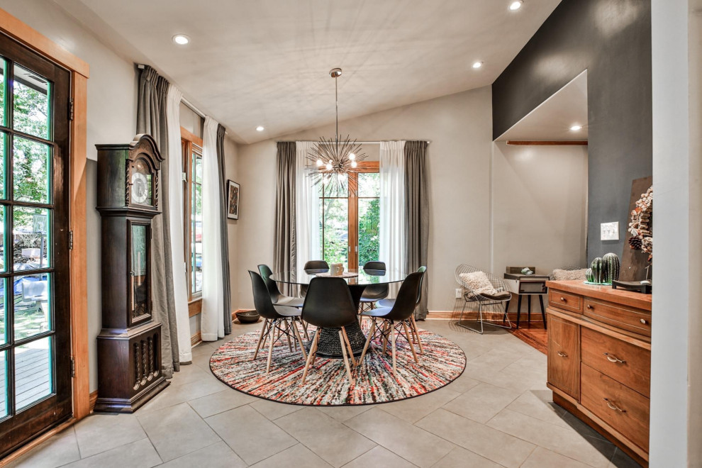 Exemple d'une salle à manger ouverte sur la cuisine nature de taille moyenne avec un mur gris, un sol en carrelage de céramique, un sol gris et un plafond voûté.