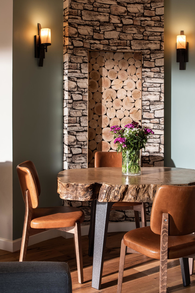 Esempio di una sala da pranzo rustica di medie dimensioni con pareti grigie e pavimento in legno massello medio