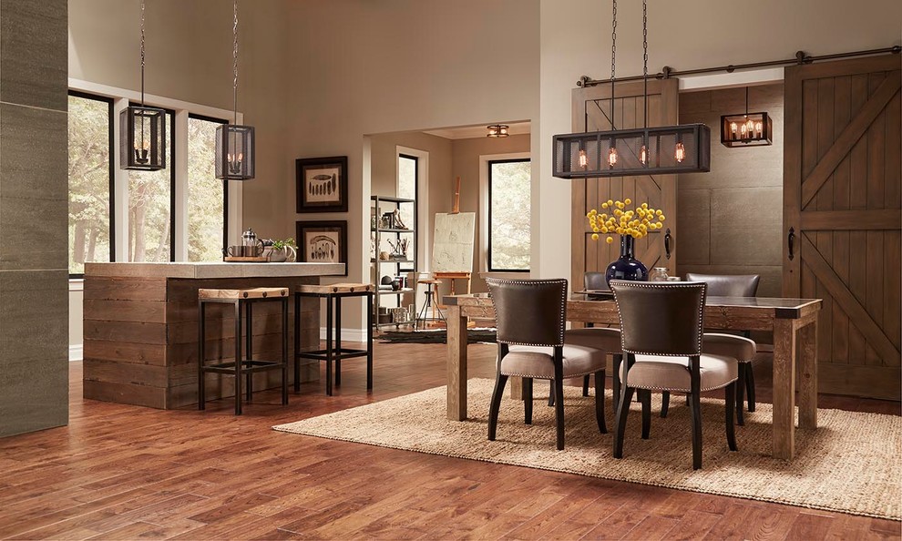 Ispirazione per una sala da pranzo aperta verso la cucina industriale con pareti beige, pavimento in legno massello medio e pavimento marrone