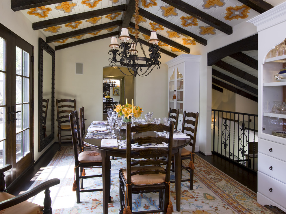 Esempio di una sala da pranzo mediterranea con pareti bianche