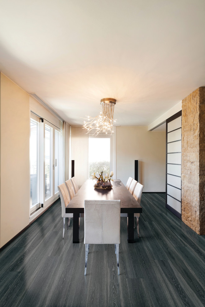 Aménagement d'une salle à manger ouverte sur la cuisine moderne de taille moyenne avec un mur gris, un sol en bois brun et aucune cheminée.
