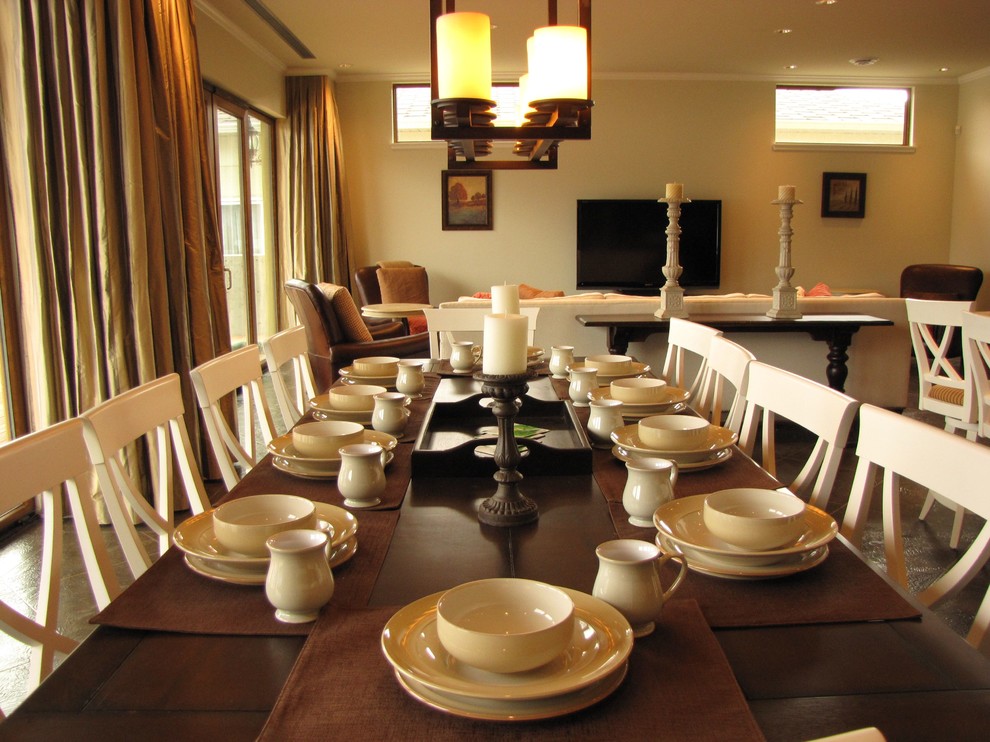 Immagine di una sala da pranzo aperta verso il soggiorno classica di medie dimensioni con pareti beige, pavimento con piastrelle in ceramica e pavimento marrone