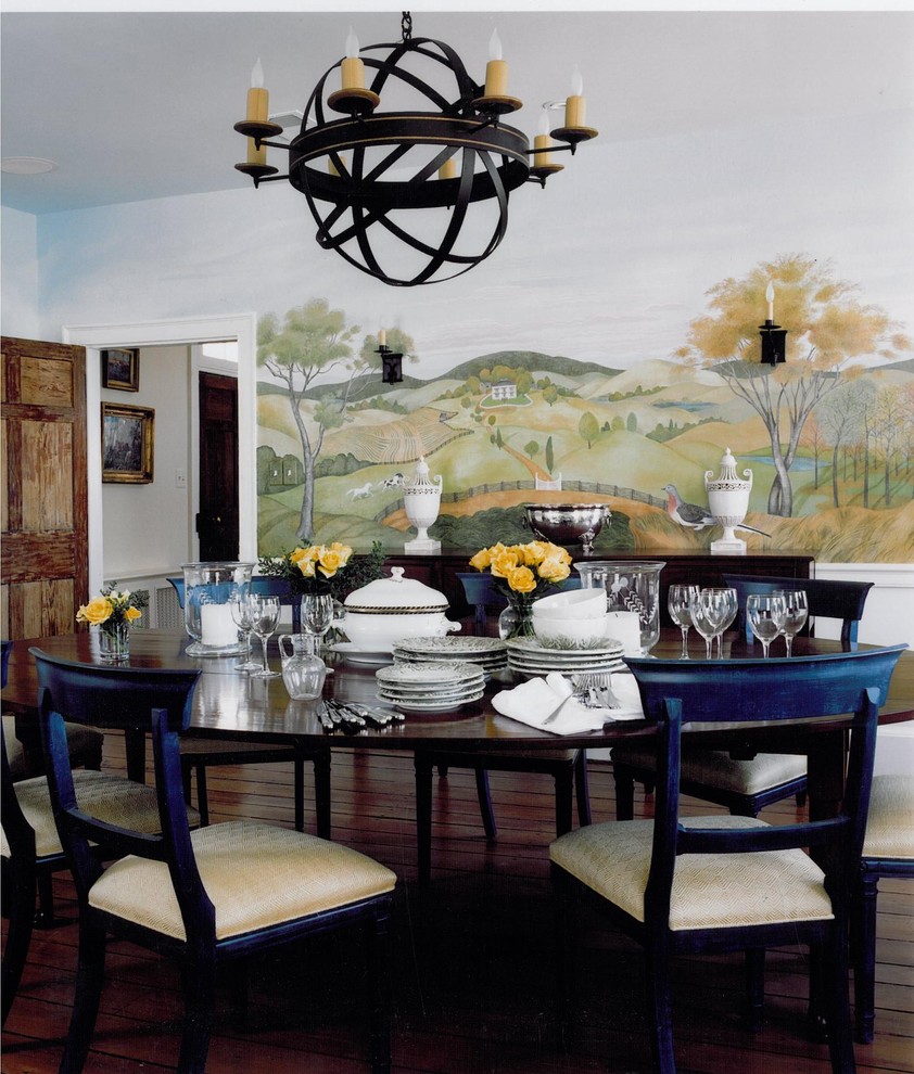 Imagen de comedor clásico con paredes multicolor y suelo de madera oscura