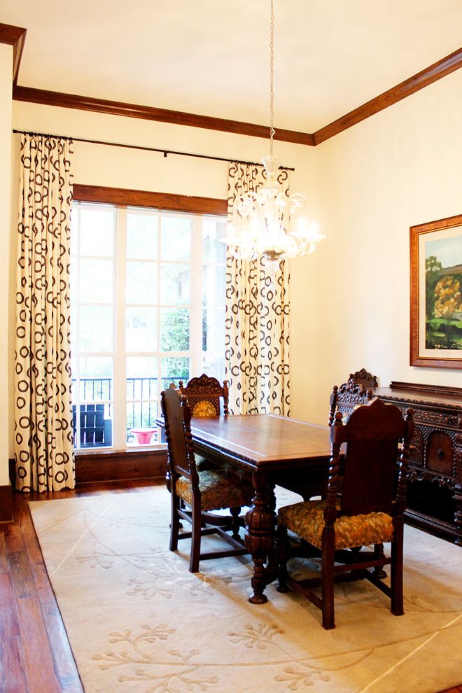 Cette image montre une salle à manger ouverte sur la cuisine bohème de taille moyenne avec un mur blanc et un sol en bois brun.