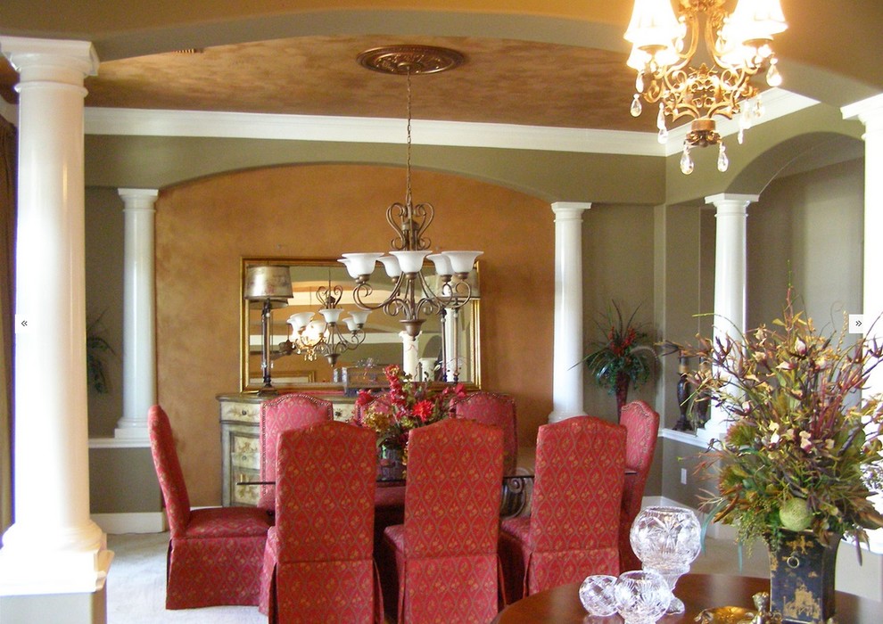 Ispirazione per una sala da pranzo aperta verso la cucina classica di medie dimensioni con pareti con effetto metallico