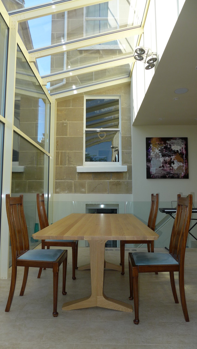 Ispirazione per una sala da pranzo minimal di medie dimensioni con pavimento in gres porcellanato e pavimento beige