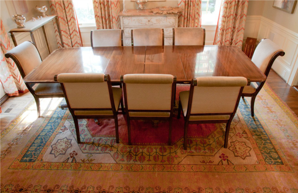 Idee per una sala da pranzo classica chiusa e di medie dimensioni con pareti beige, pavimento in legno massello medio e nessun camino
