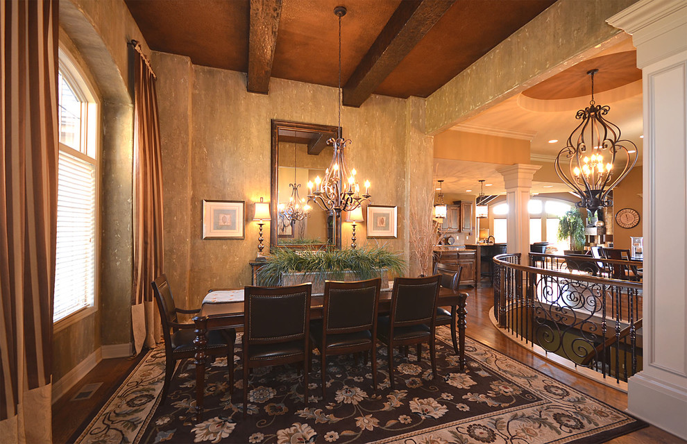 Imagen de comedor clásico con paredes beige y suelo de madera oscura
