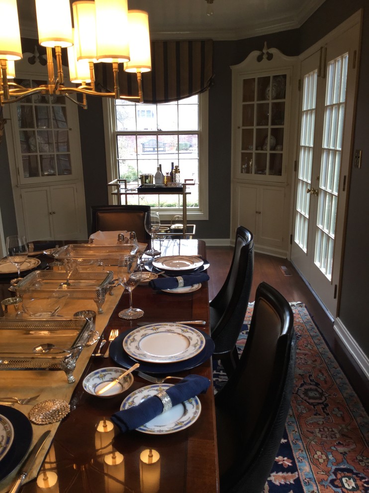 Cette image montre une salle à manger traditionnelle de taille moyenne avec un mur gris et parquet foncé.