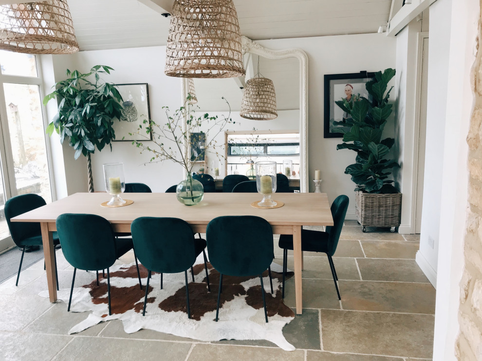 Idee per una grande sala da pranzo aperta verso il soggiorno boho chic con pareti bianche, pavimento in ardesia e pavimento multicolore