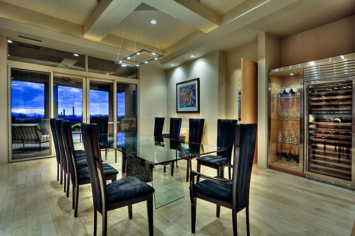 Foto di un'ampia sala da pranzo minimal chiusa con pareti beige e pavimento in legno massello medio