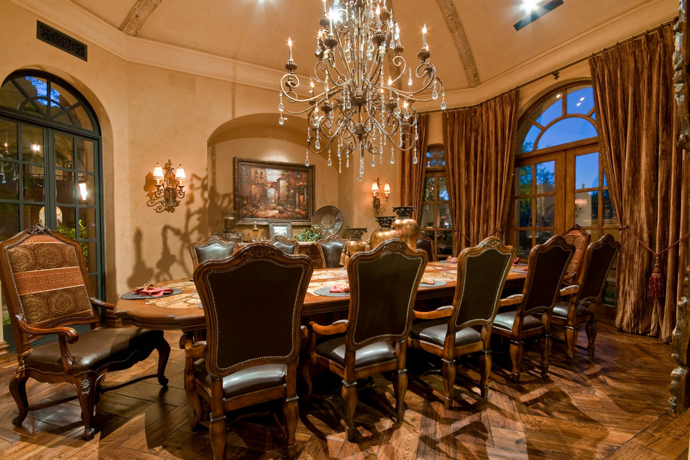 Cette image montre une très grande salle à manger traditionnelle fermée avec un mur beige et un sol en bois brun.