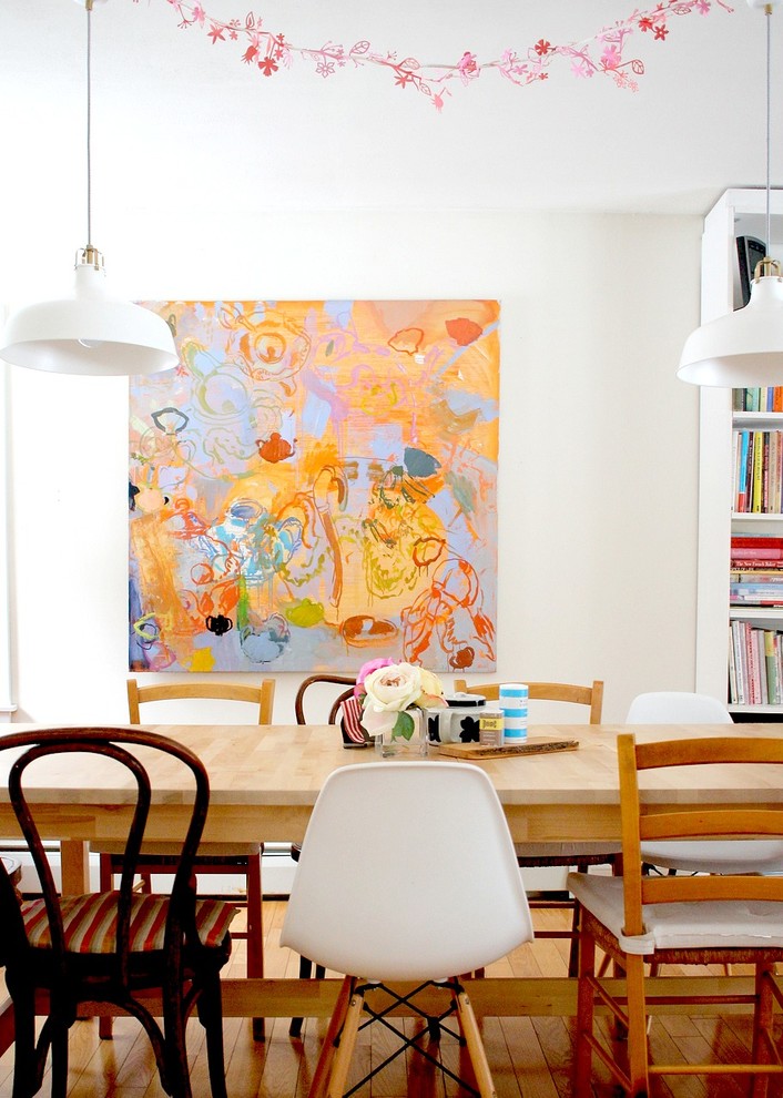 На фото: столовая в стиле фьюжн с белыми стенами и светлым паркетным полом с