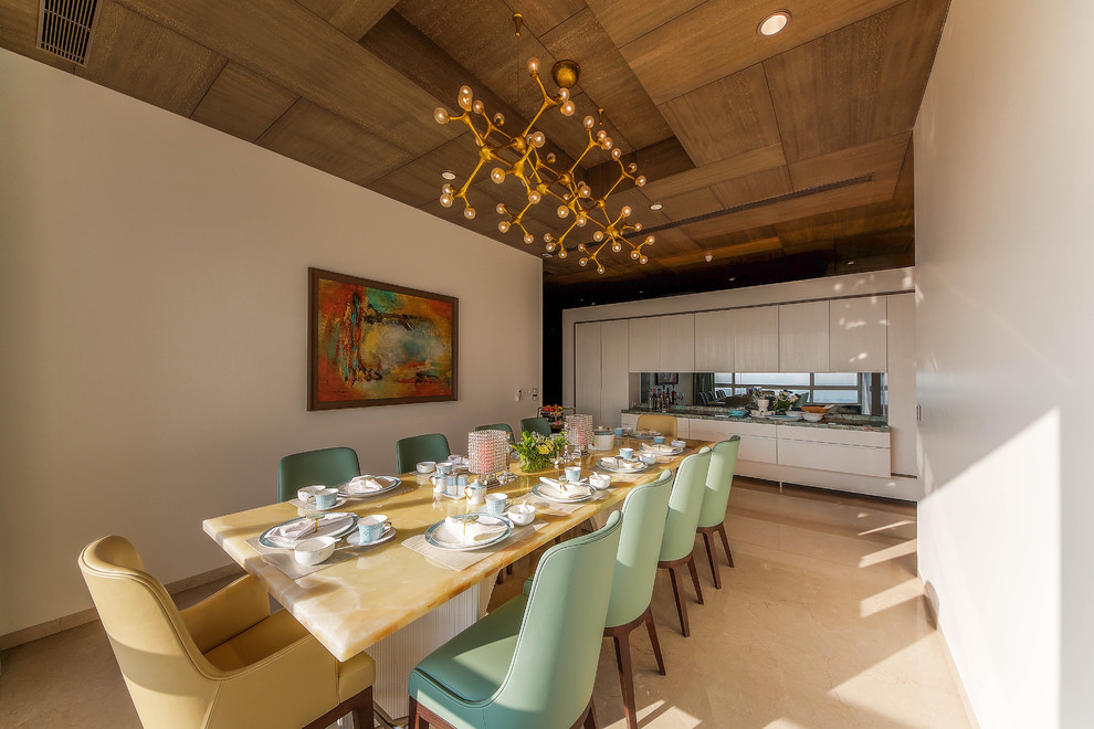 Immagine di una grande sala da pranzo contemporanea chiusa con pareti bianche e pavimento beige