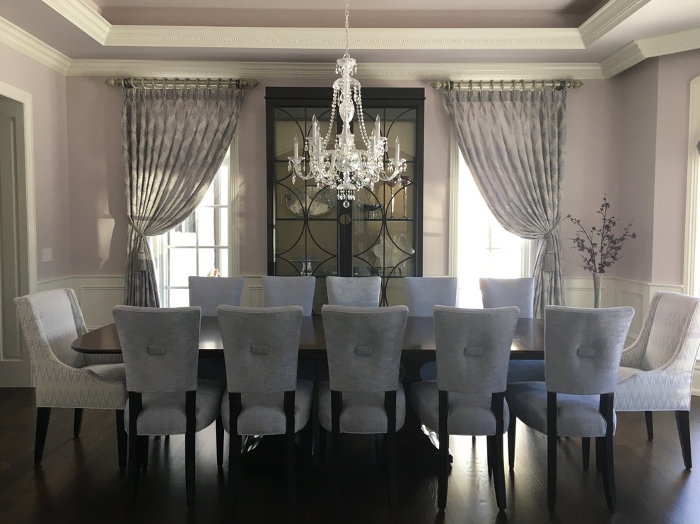 Esempio di una sala da pranzo chic chiusa e di medie dimensioni con pareti viola, parquet scuro e pavimento marrone