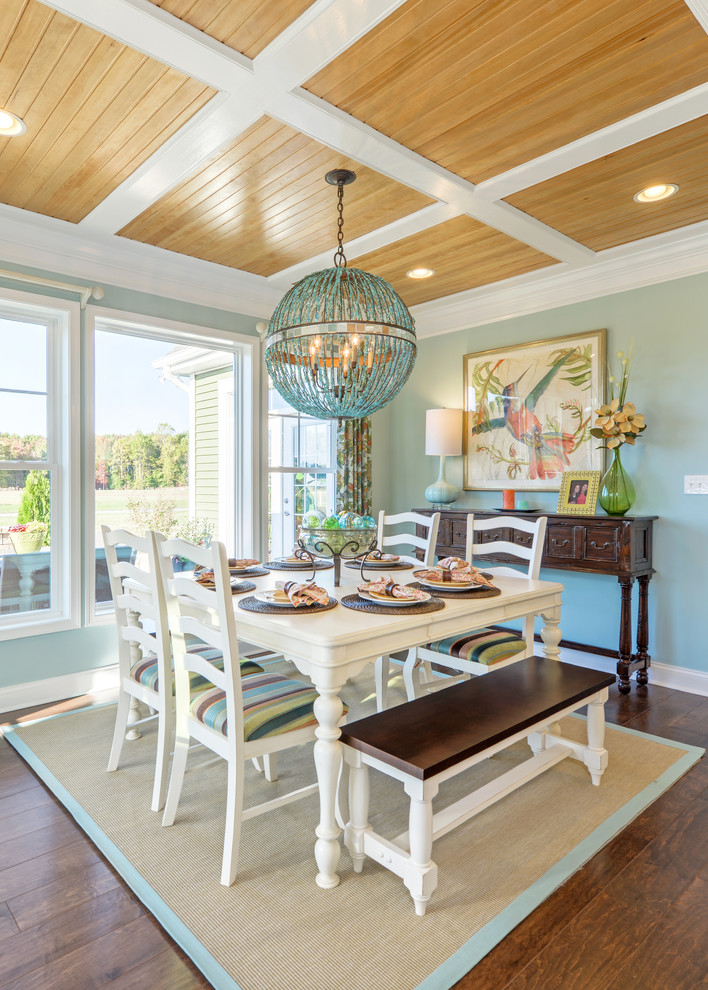 Foto di una sala da pranzo stile marinaro di medie dimensioni con pareti blu e pavimento in legno massello medio