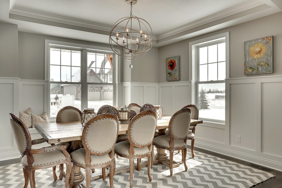 Idée de décoration pour une grande salle à manger ouverte sur le salon tradition avec un mur gris et aucune cheminée.