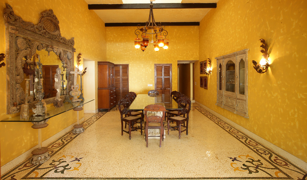 This is an example of a world-inspired dining room in Mumbai.