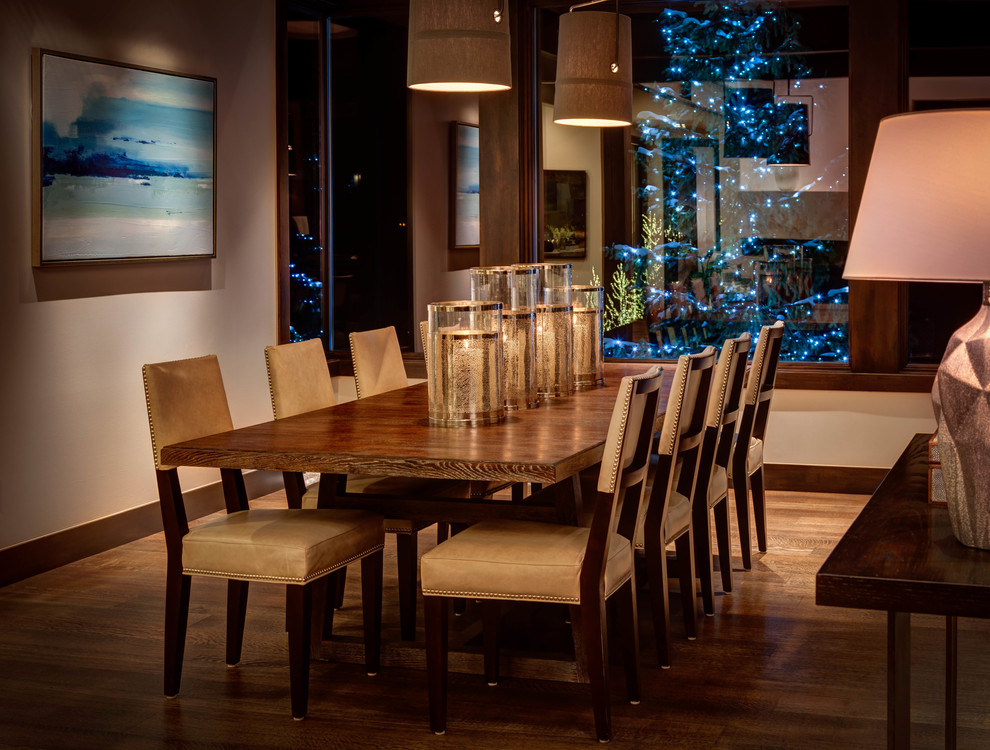 Inspiration pour une grande salle à manger ouverte sur la cuisine design avec un mur blanc, parquet foncé et un sol marron.