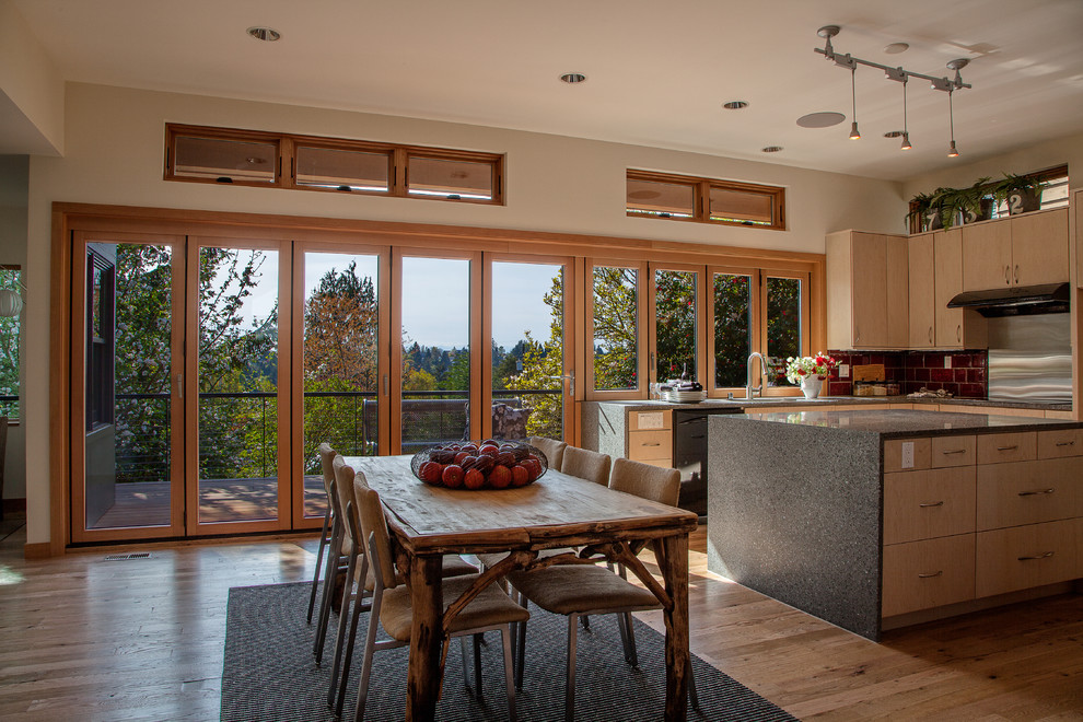 Immagine di una sala da pranzo aperta verso la cucina minimal di medie dimensioni con parquet chiaro e pareti beige