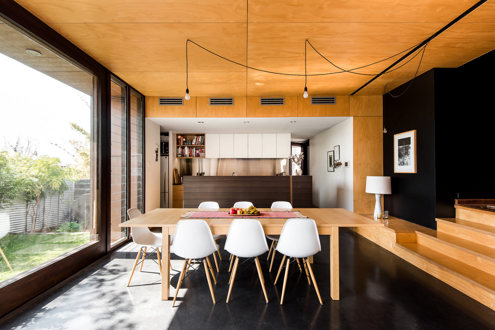 Стильный дизайн: кухня-столовая среднего размера в современном стиле с белыми стенами и бетонным полом - последний тренд
