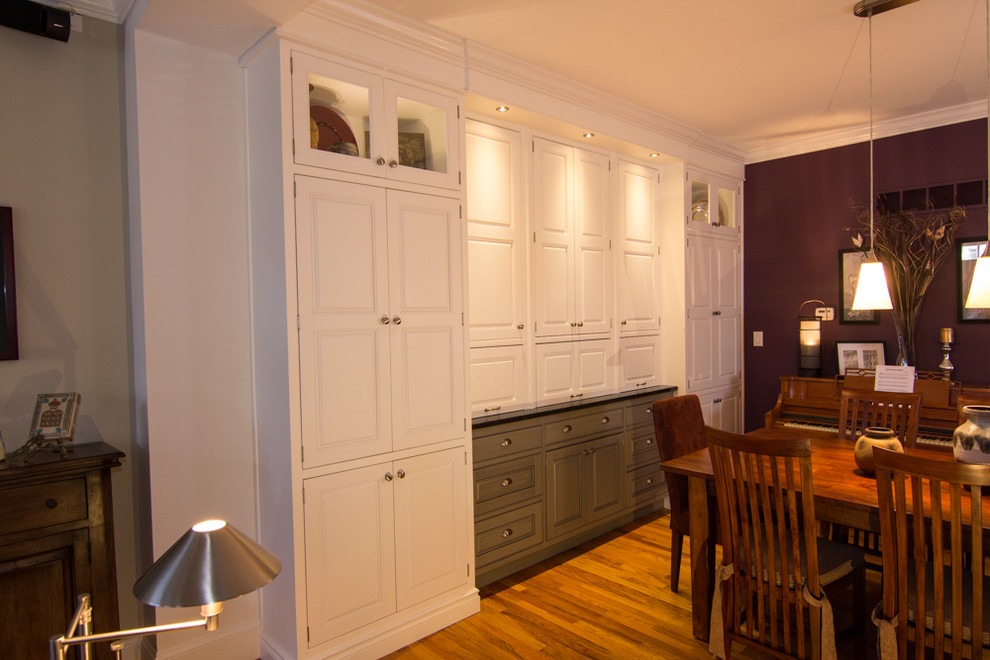 Свежая идея для дизайна: кухня-столовая в классическом стиле с фиолетовыми стенами и светлым паркетным полом - отличное фото интерьера