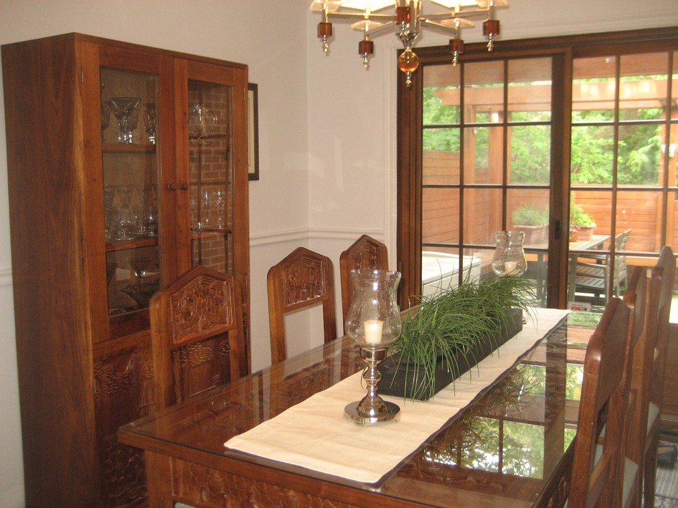 Diseño de comedor ecléctico de tamaño medio cerrado sin chimenea con paredes blancas y suelo de madera en tonos medios