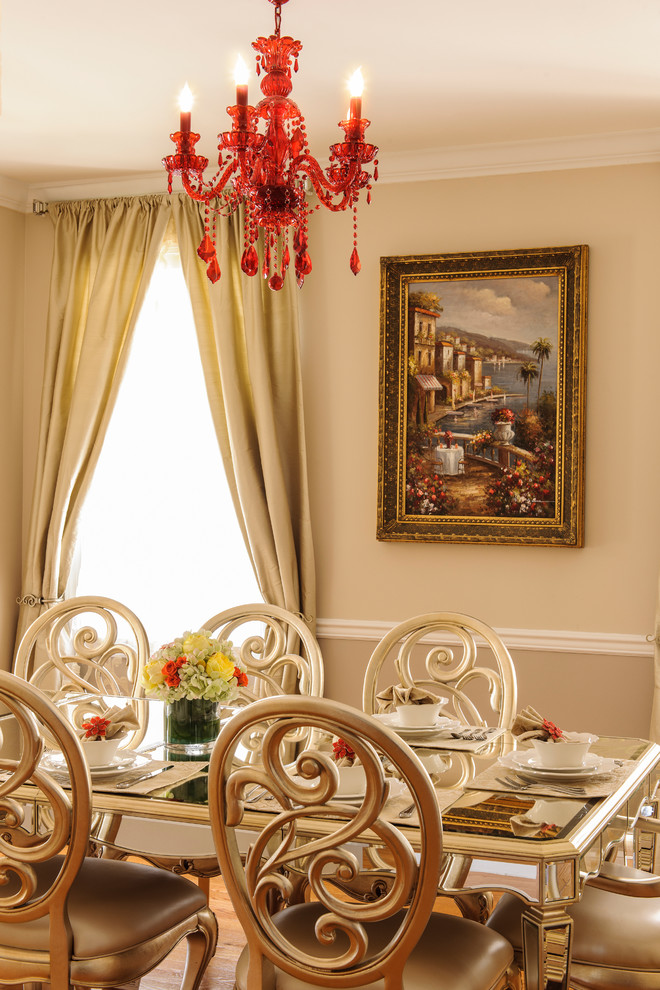 Immagine di una sala da pranzo classica chiusa e di medie dimensioni con pareti beige, pavimento in legno massello medio e pavimento marrone