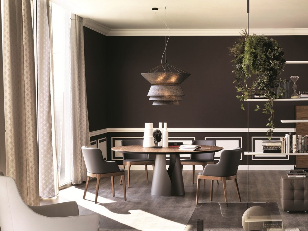 Diseño de comedor contemporáneo de tamaño medio abierto sin chimenea con paredes negras, suelo de madera oscura y suelo marrón