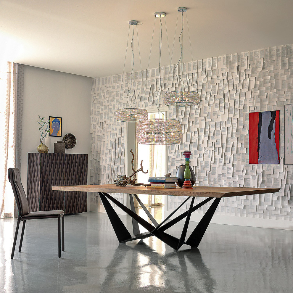 Стильный дизайн: большая гостиная-столовая в современном стиле с серыми стенами, полом из ламината и серым полом без камина - последний тренд