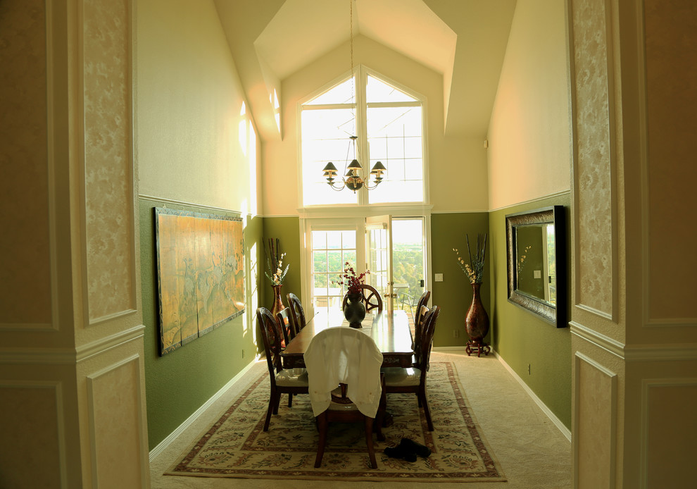 Стильный дизайн: отдельная столовая среднего размера в классическом стиле с зелеными стенами, ковровым покрытием и бежевым полом без камина - последний тренд