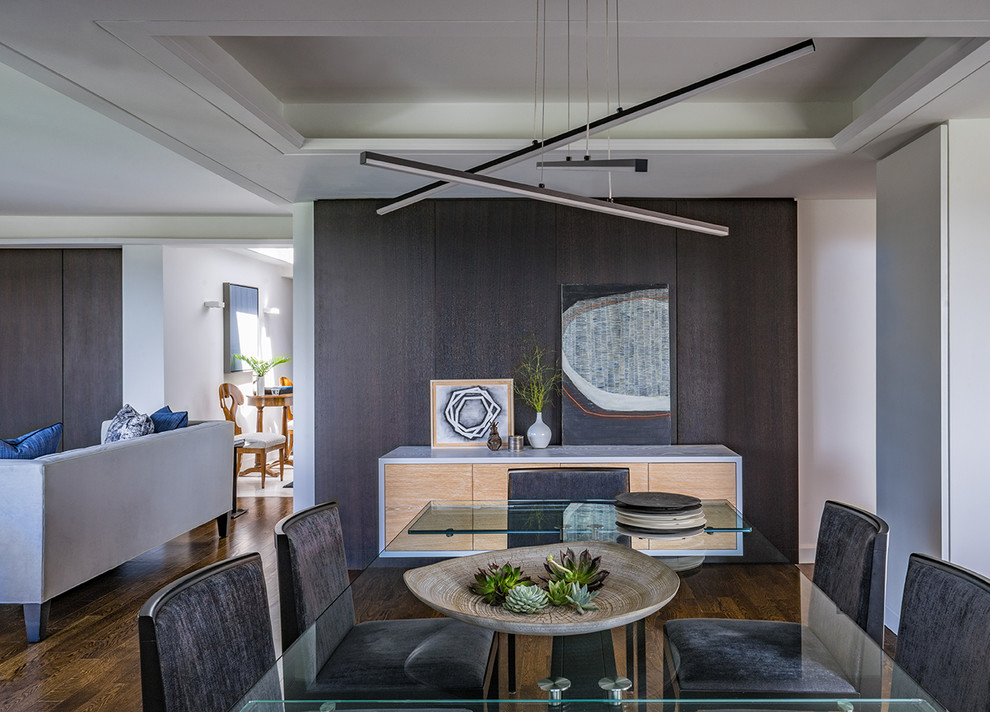 Immagine di una sala da pranzo moderna con pareti grigie, pavimento in legno massello medio, pavimento marrone e soffitto ribassato