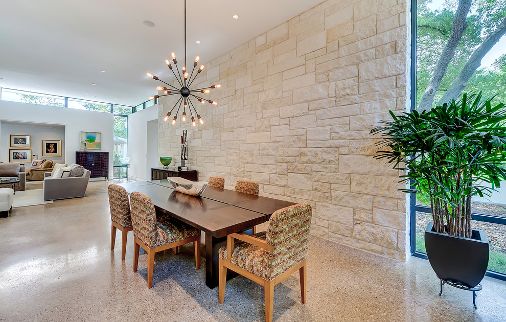Offenes, Großes Modernes Esszimmer ohne Kamin mit beiger Wandfarbe und Betonboden in Dallas