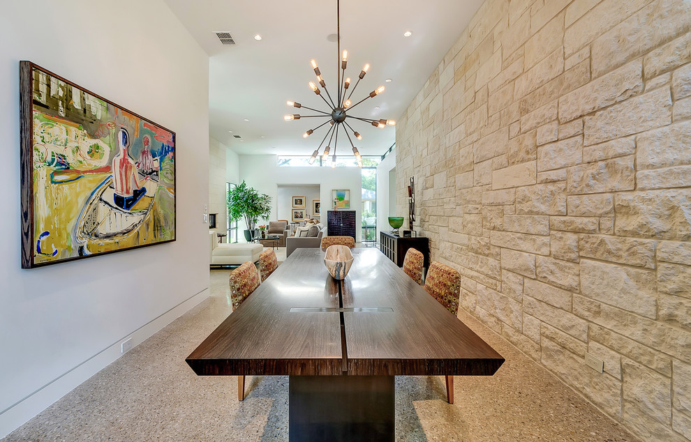 Стильный дизайн: большая гостиная-столовая в стиле модернизм с бежевыми стенами и бетонным полом без камина - последний тренд