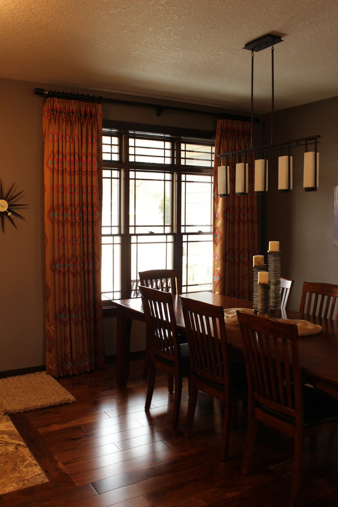 Immagine di una sala da pranzo aperta verso il soggiorno minimal di medie dimensioni con pareti marroni e parquet scuro