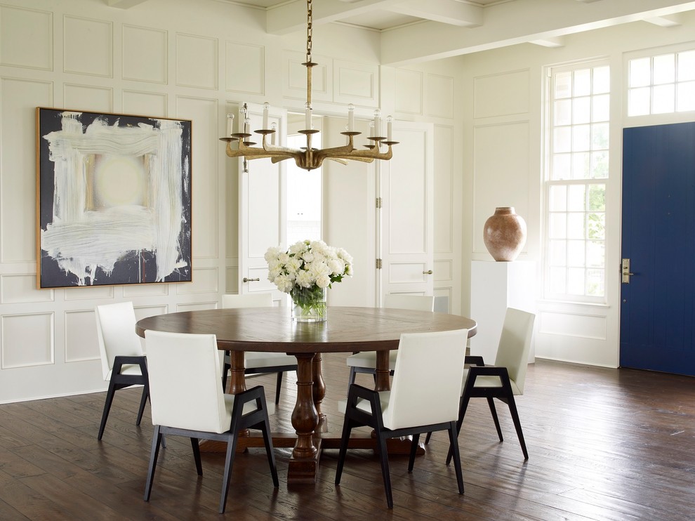 Foto di una grande sala da pranzo aperta verso il soggiorno tradizionale con pareti bianche, pavimento marrone e parquet scuro