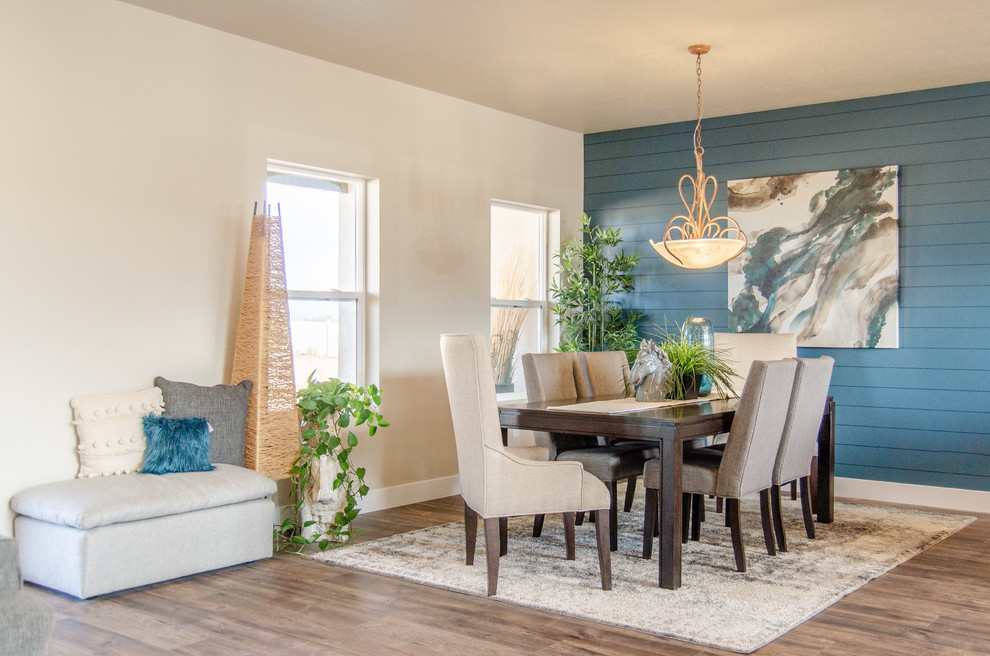 Идея дизайна: гостиная-столовая среднего размера в стиле кантри с синими стенами, полом из винила и коричневым полом