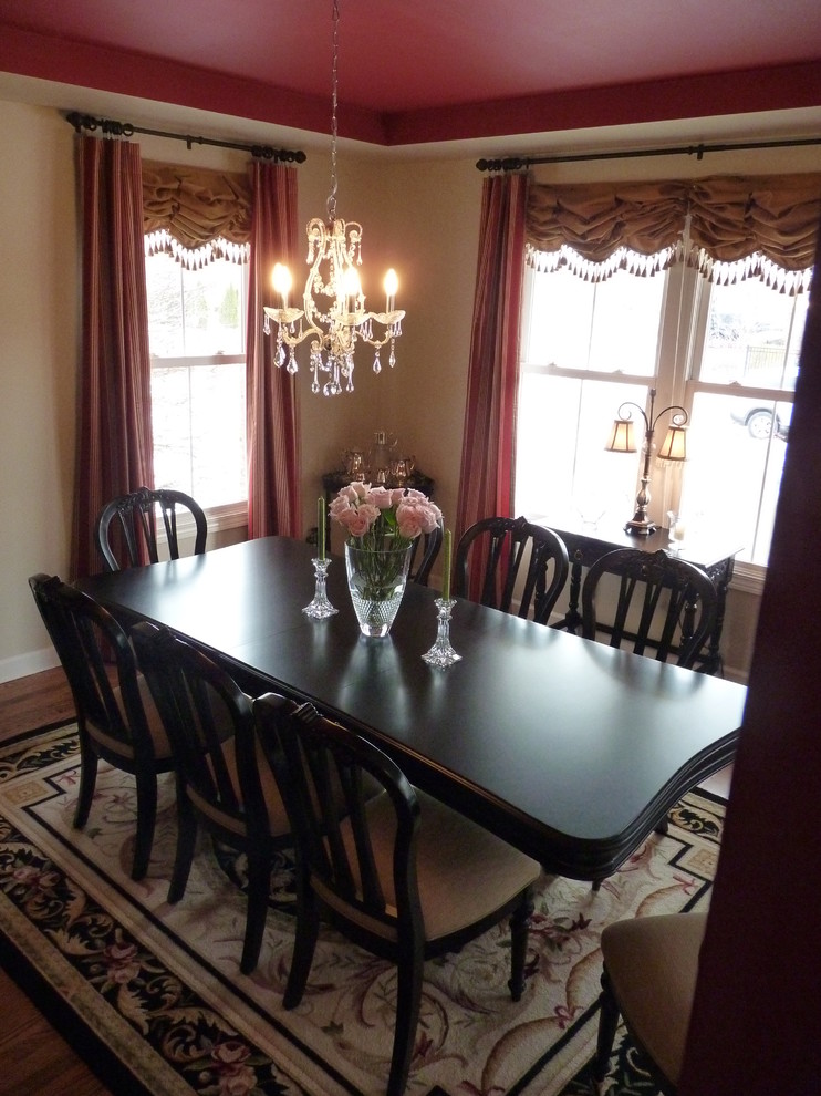 Dining room - traditional dining room idea in Chicago