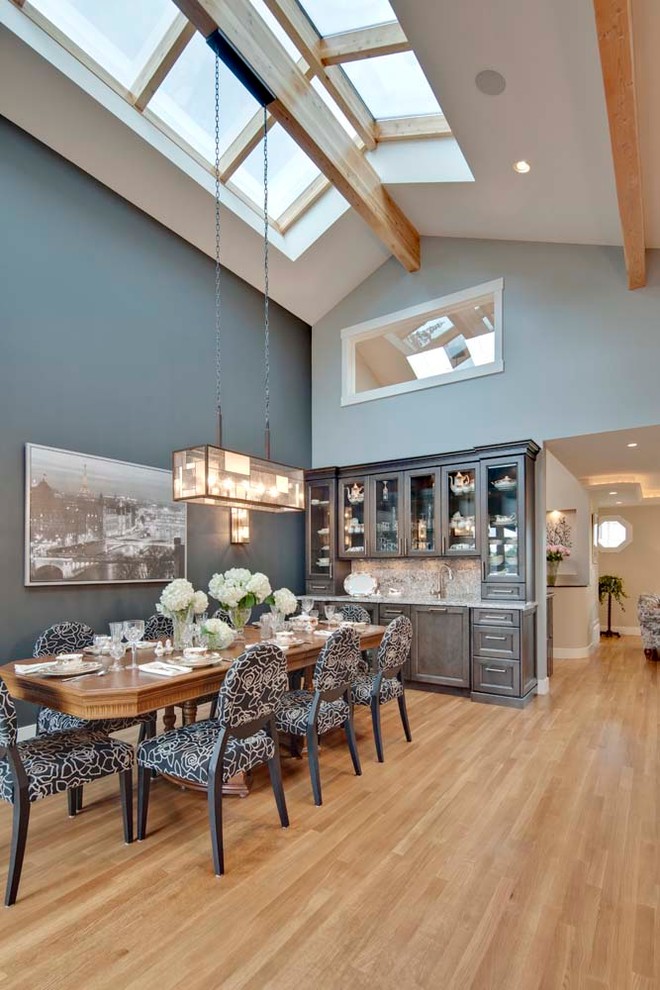 Свежая идея для дизайна: большая гостиная-столовая в стиле фьюжн с синими стенами и светлым паркетным полом без камина - отличное фото интерьера