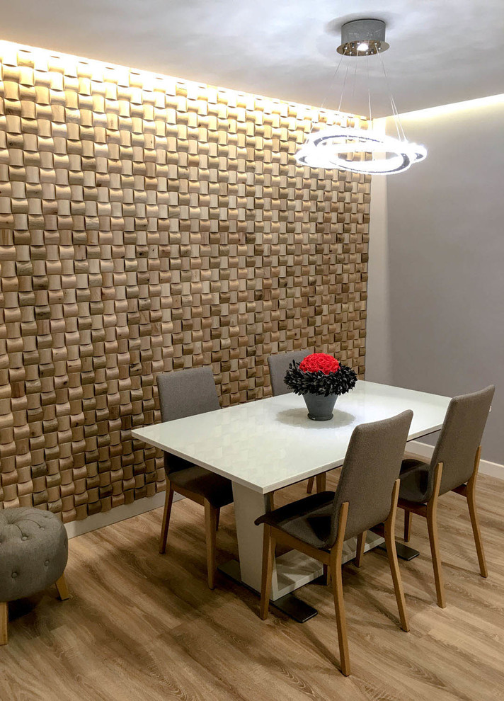 Idéer för små funkis kök med matplatser, med bruna väggar, ljust trägolv och brunt golv