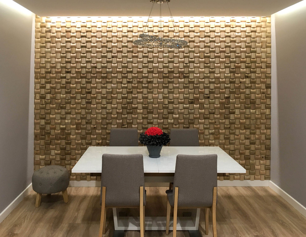 Ispirazione per una piccola sala da pranzo aperta verso la cucina minimalista con pareti marroni, parquet chiaro e pavimento marrone