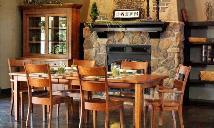 Inspiration för ett stort rustikt kök med matplats, med beige väggar, mörkt trägolv, en standard öppen spis och en spiselkrans i sten