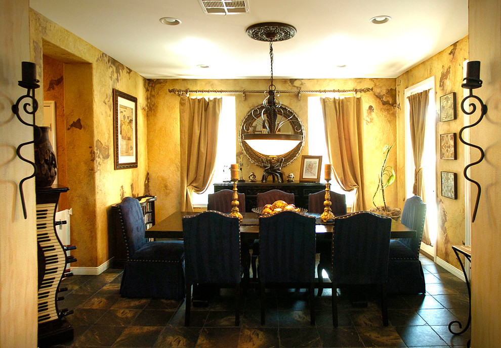 Foto de comedor clásico de tamaño medio cerrado sin chimenea con paredes beige y suelo de pizarra
