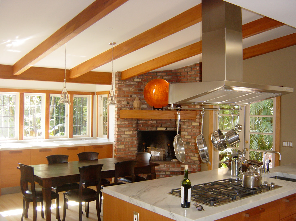 Источник вдохновения для домашнего уюта: кухня-столовая среднего размера в современном стиле с бежевыми стенами, светлым паркетным полом, стандартным камином и фасадом камина из кирпича