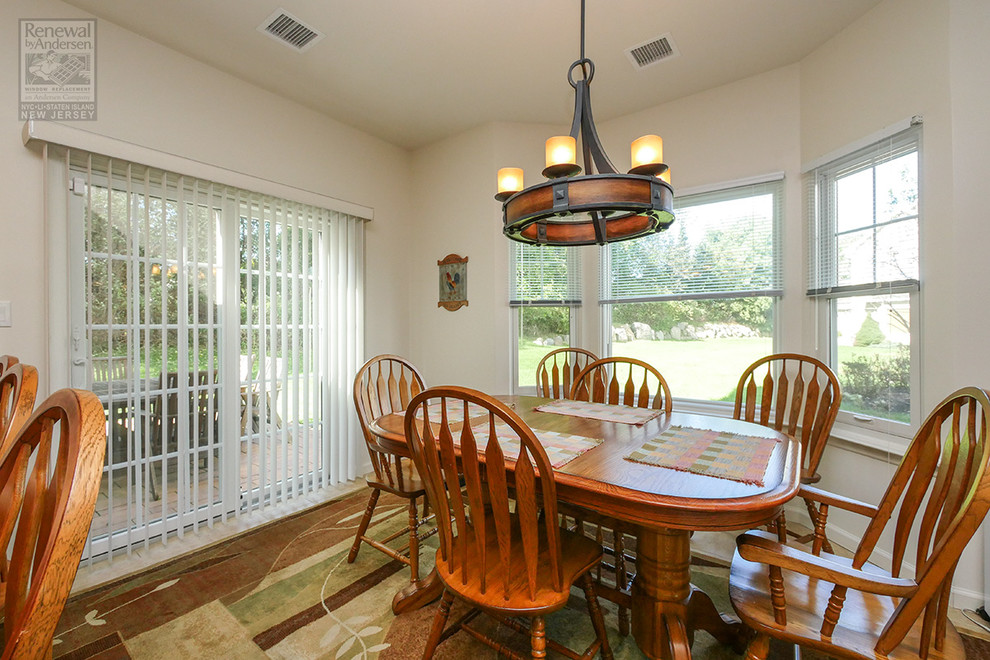 Foto di una sala da pranzo aperta verso la cucina stile americano di medie dimensioni con pareti beige, moquette e pavimento marrone